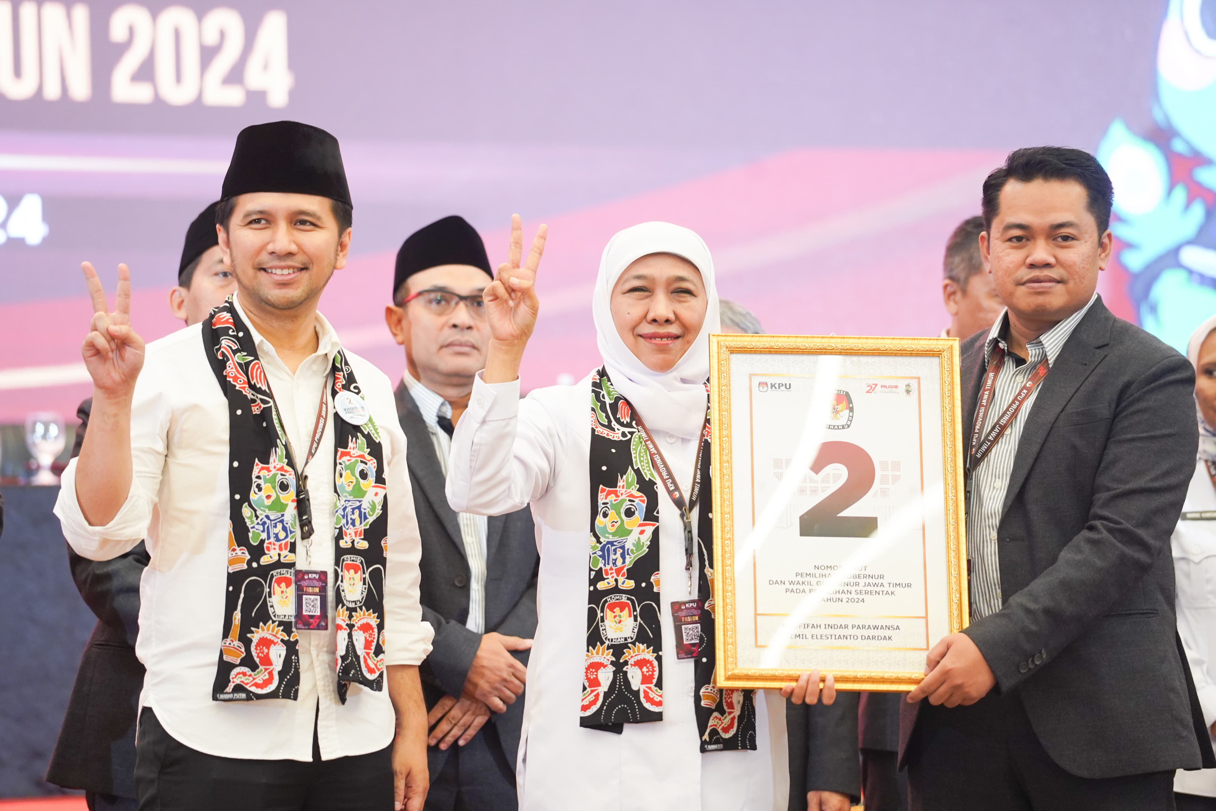 Pasangan calon Gubernur dan Wakil Gubernur Jawa Timur, Khofifah Indar Parawansa dan Emil Elestianto Dardak, resmi mendapatkan nomor urut 2 dalam pengundian nomor urut Pilgub Jatim 2024 yang digelar di Hotel Mercure Surabaya.