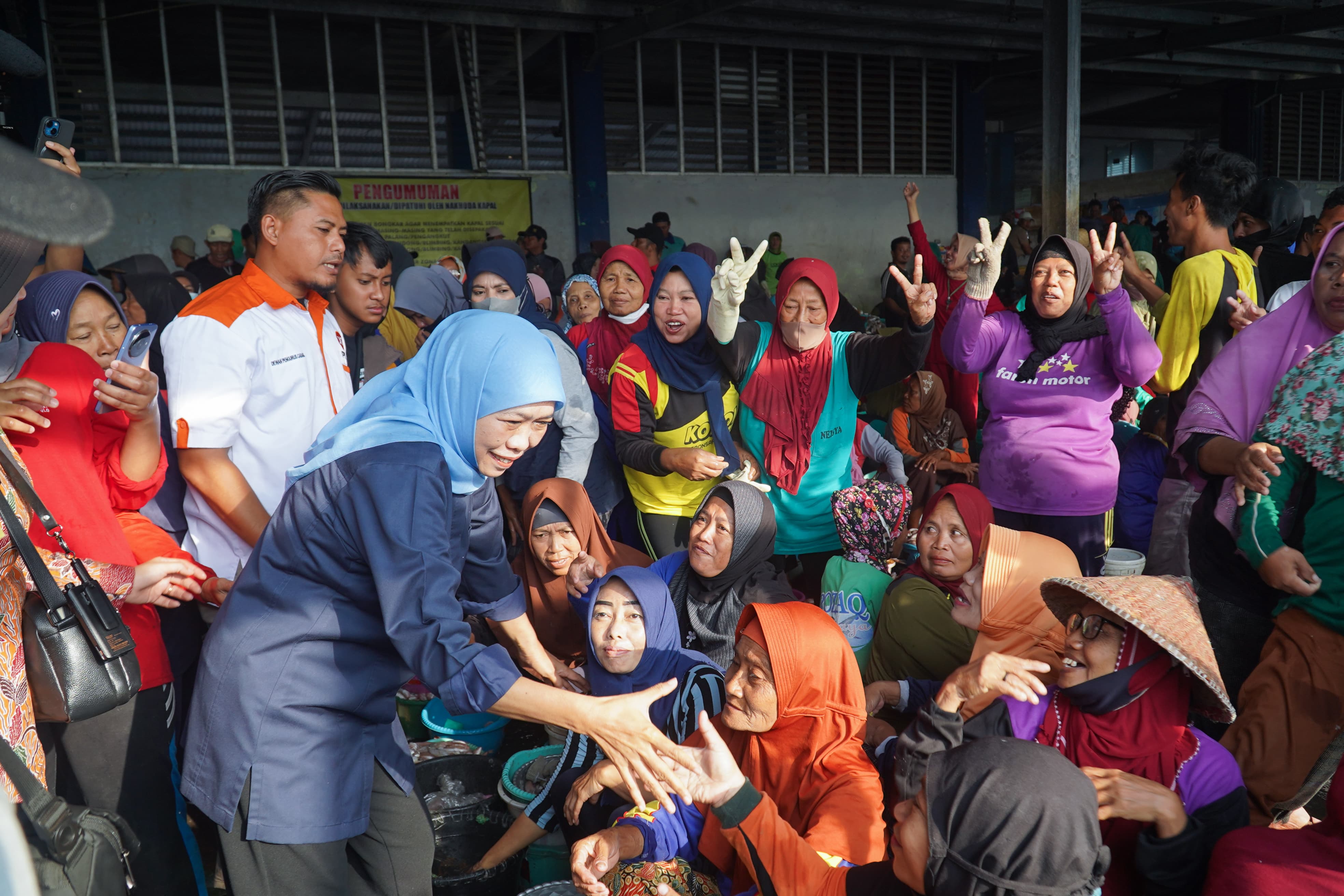 Calon Gubernur Jawa Timur Nomor Urut Dua, Khofifah Indar Parawansa, mendapat sambutan hangat saat menyapa nelayan serta pekerja pemilah ikan di Tempat Pelelangan Ikan (TPI) Brondong, Lamongan, Kamis (26/9)