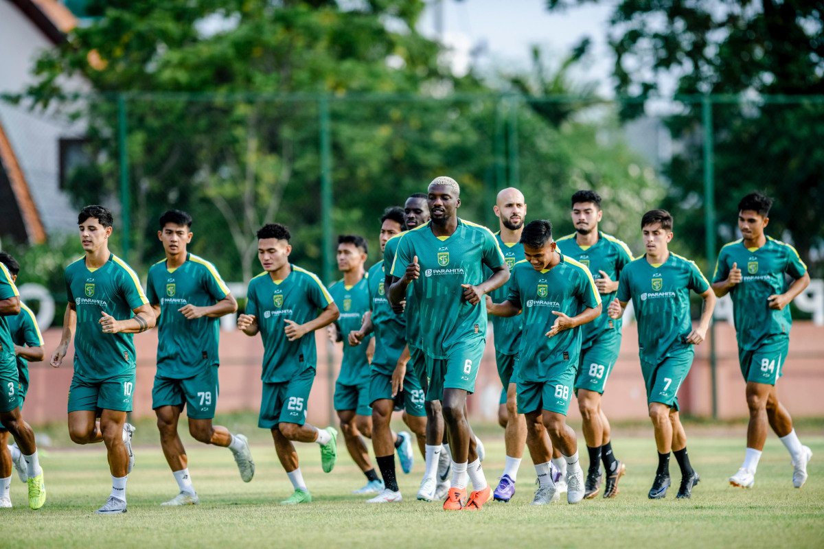 Punggawa Bajol Ijo saat melakukan pemanasan sebelum latihan dimulai di Lapangan Thor, Kamis (3/10) sore. (Persebaya)