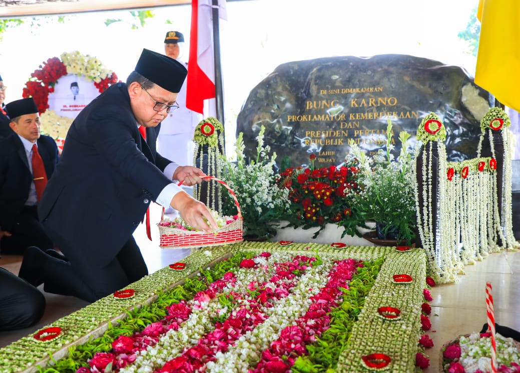 (Pj) Gubernur Jawa Timur, Adhy Karyono, memimpin ziarah dan tabur bunga ke makam Pahlawan Nasional dan Proklamator Republik Indonesia, Ir. Soekarno, di Kota Blitar pada Jumat (4/10)