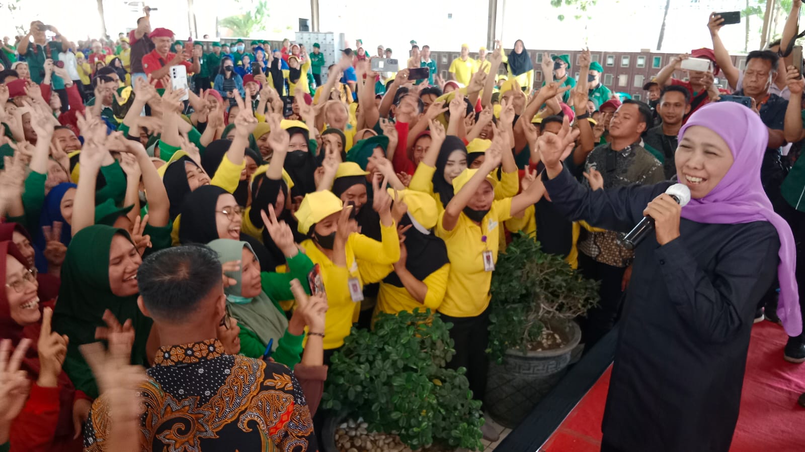  Calon Gubernur Jawa Timur nomor urut 2, Khofifah Indar Parawansa saat menyambangi PT Santos Jaya Abadi, pabrik kopi Kapal Api yang berada di Sidoarjo, Senin (7/10)