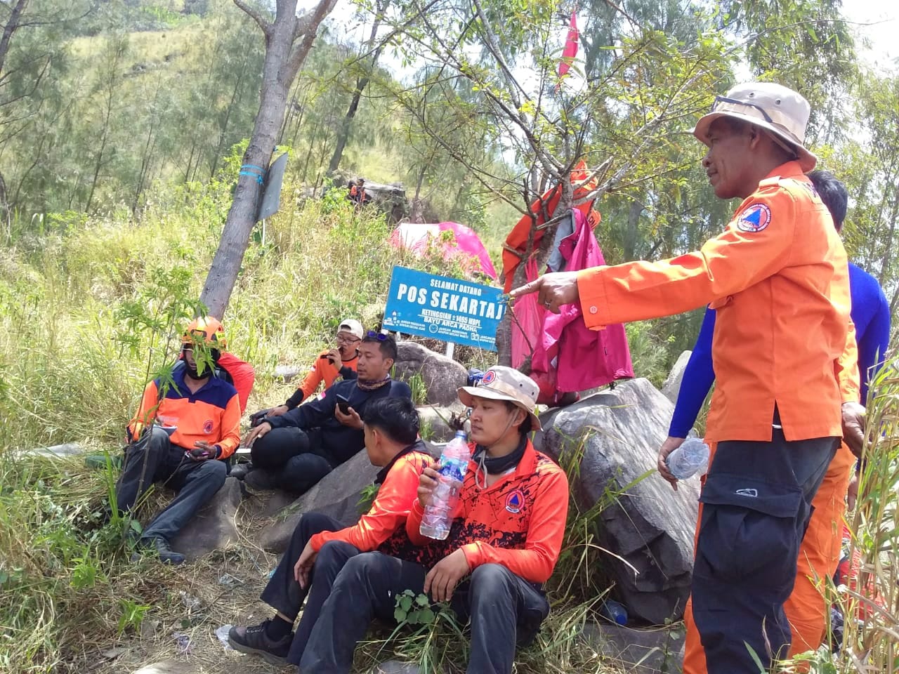 Badan Penanggulangan Bencana Daerah (BPBD) Jawa Timur menurunkan Tim Reaksi Cepat (TRC) untuk membantu pencarian, yang bekerja sama dengan Tim SAR Gabungan di area pendakian Sekartaji.