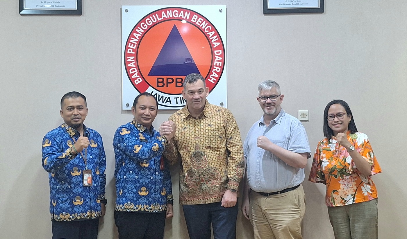 Konsul Jenderal Australia di Surabaya, Mr. Glen Askew disambut langsung oleh Kepala Pelaksana BPBD Jatim, Gatot Soebroto, bersama Plt. Kabid PK, Dadang Iqwandy saat melakukan kunjungan ke Badan Penanggulangan Bencana Daerah (BPBD) Jawa Timur,  Kamis (17/1