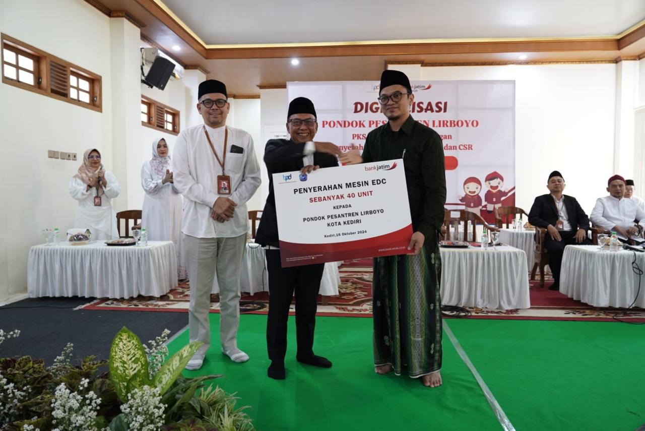 Direktur Operasi bankjatim Arif Suhirman dan Ketua Pondok Pesantren Lirboyo KH. HM  Adibussoleh melalui bankjatim Cabang Syariah Kediri saat melaunching produk digital di Pondok Pesantren Lirboyo Kediri