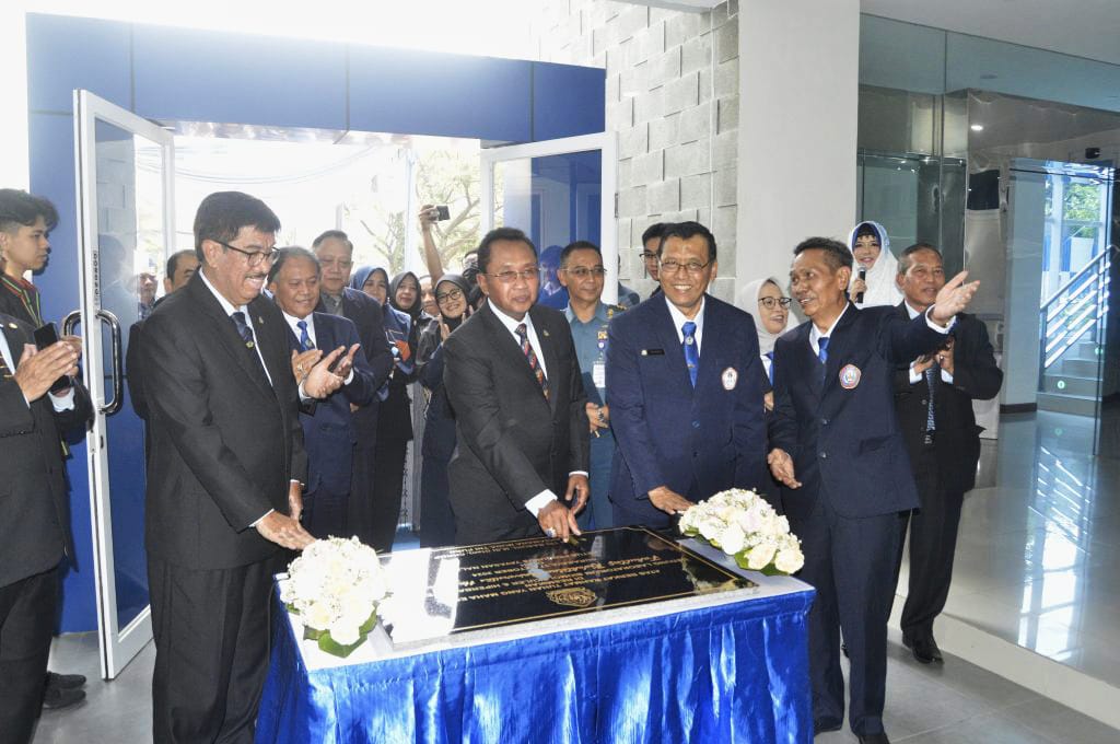Peresmian berbagai fasilitas baru di Fakultas Kedokteran UHT dihadiri oleh jajaran pengurus Yayasan Nala, Ketua Pengurus Yasnal, Rektor UHT Prof. Dr. Ir. Supartono, M.M., CIQaR., serta para Wakil Rektor, Dekan, dosen, dan sivitas akademika UHT.