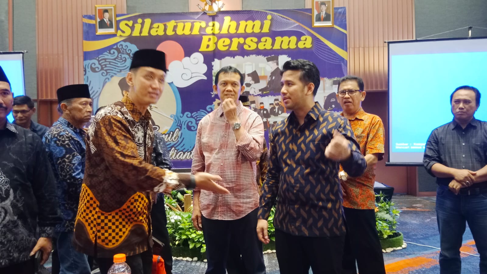 Calon Wakil Gubernur Jawa Timur nomor urut 2, Emil Elestianto Dardak, menghadiri kegiatan silaturahmi bersama anggota perguruan silat Persaudaraan Setia Hati Terate (PSHT) di Hotel Harris Surabaya, Jumat malam (25/10).