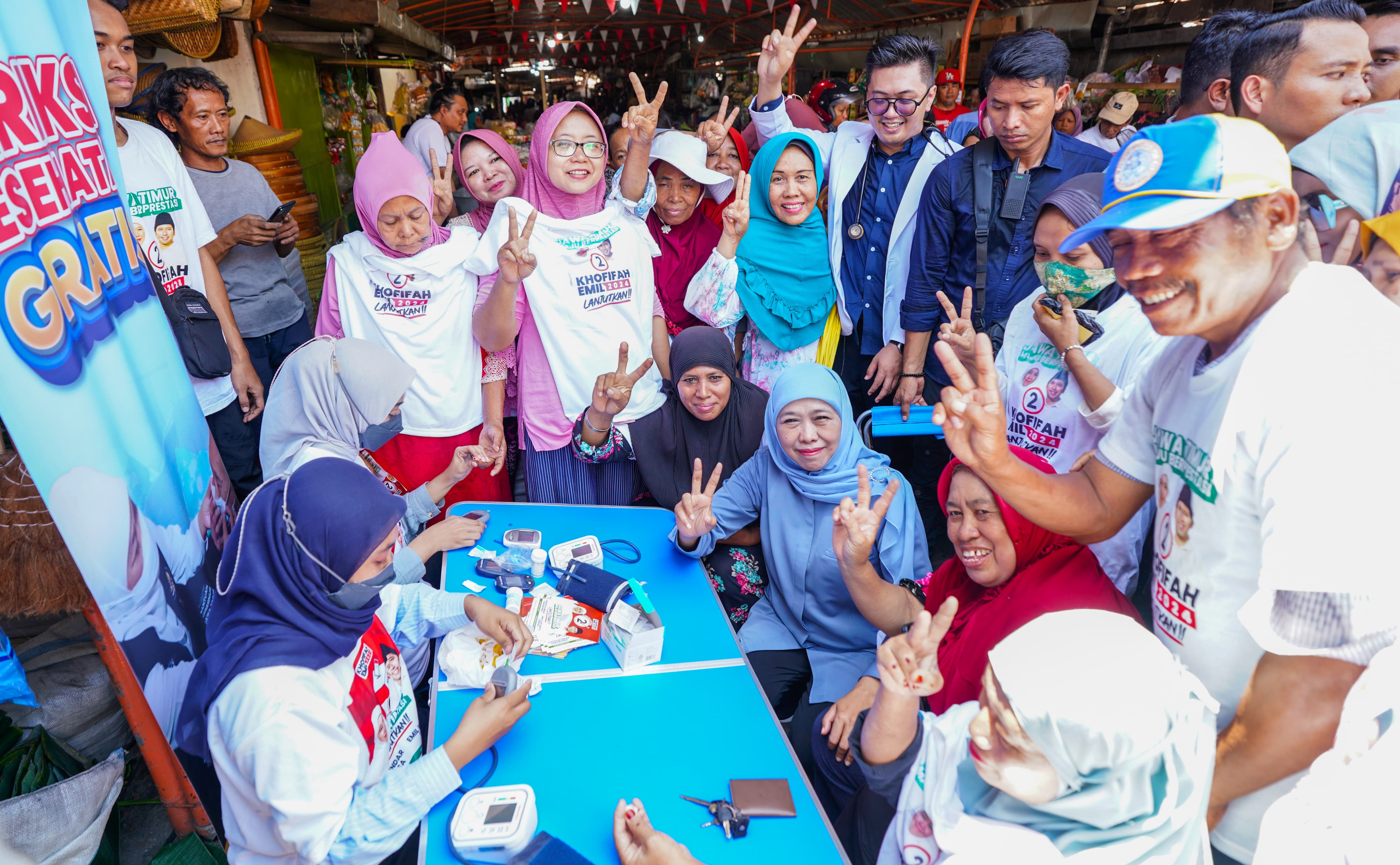 Ratusan masyarakat dan pedagang Pasar Pacar Keling menyambut antusias layanan kesehatan gratis yang diselenggarakan Calon Gubernur Jawa Timur Khofifah Indar Parawansa, Rabu (30/10/2024)