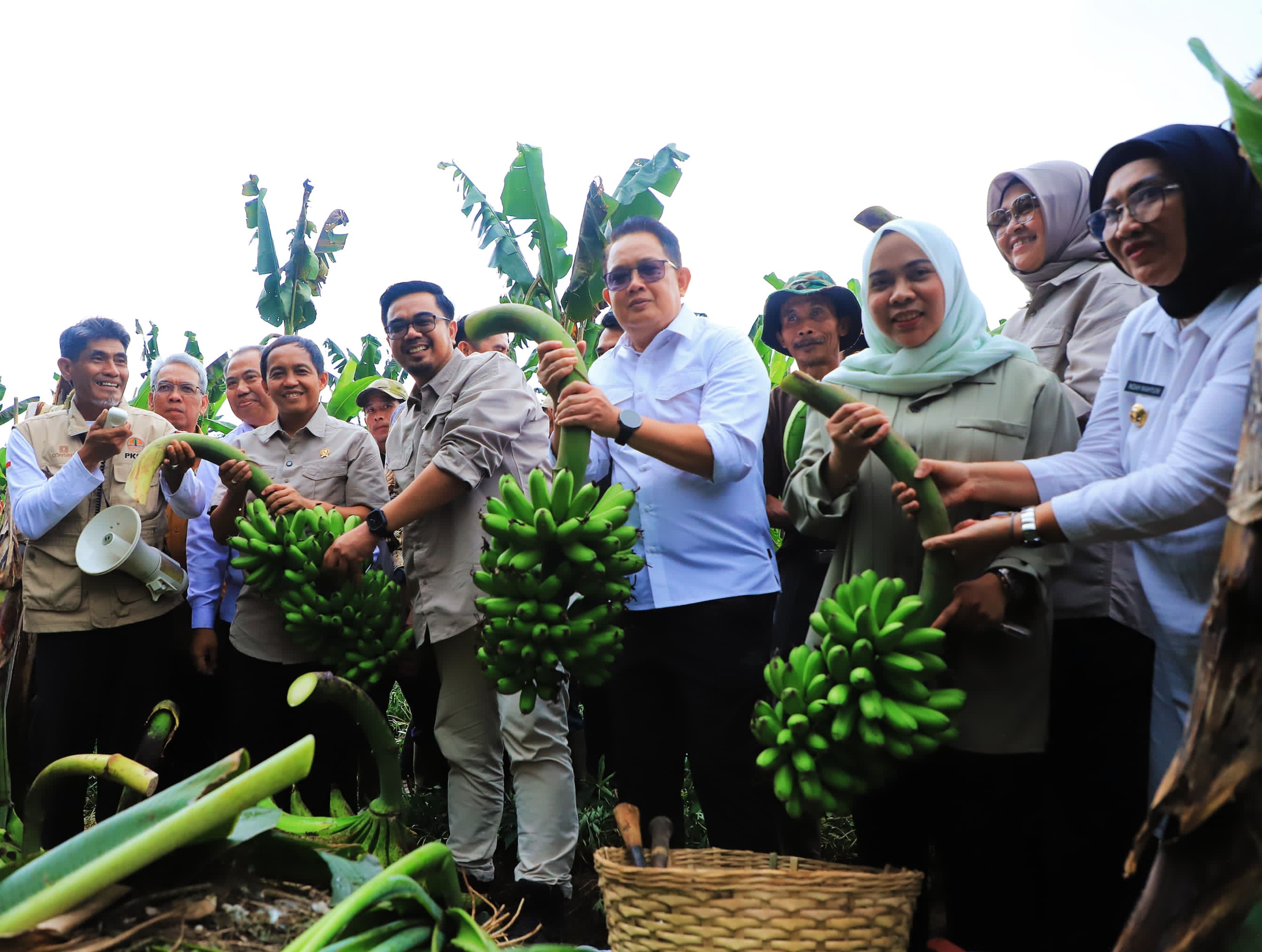 Pj Gubernur Jawa Timur Adhy Karyono saat mendampingi Menteri Kehutanan RI Raja Juli Antoni di Desa Burno, Kecamatan Senduro, Kabupaten Lumajang, Rabu (30/10),