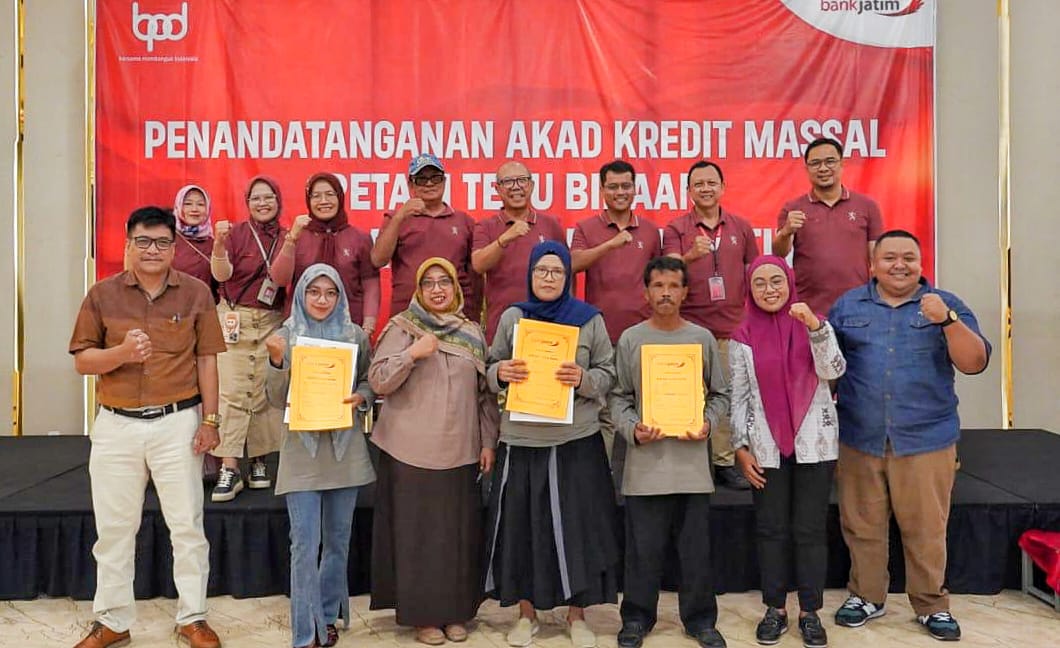 Direktur Mikro, Ritel, dan Menengah bankjatim R. Arief Wicaksono, Direktur Utama PG Rajawali I Daniyanto, dan Direktur Keuangan dan Pendukung Bisnis PG Rajawali I Subhan Kurniawan usai melaksanakan akad kredit massal pada hari Kamis (31/10)