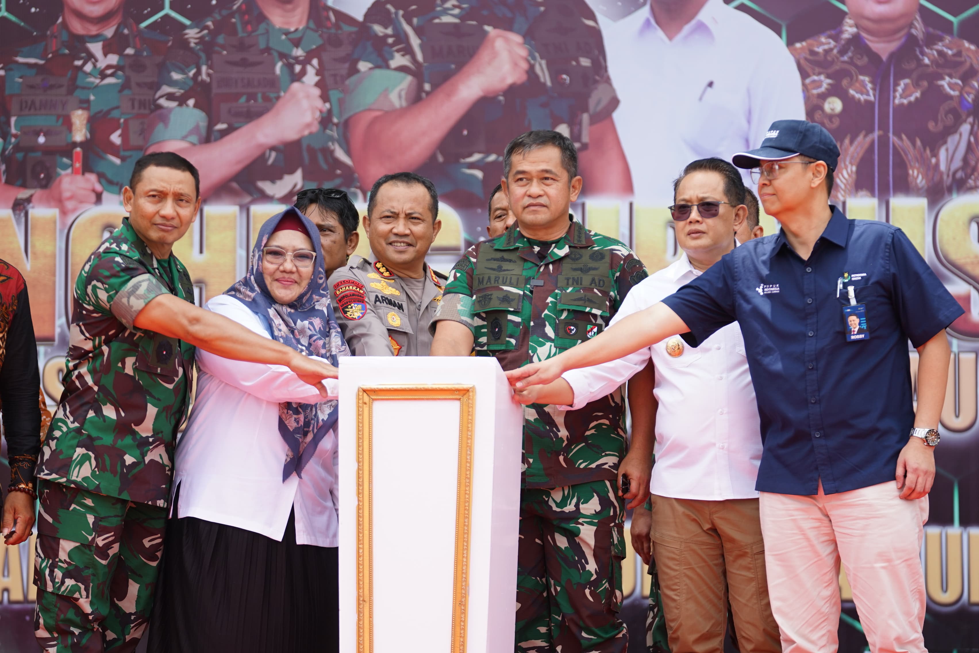 Penjabat (Pj.) Gubernur Jawa Timur, Adhy Karyono saat mendampingi KASAD Jenderal TNI Maruli Simanjuntak meresmikan pipanisasi di Desa Klumpang Gubung, Kec Tambak Bawean, Gresik, Jumat (1/11). 