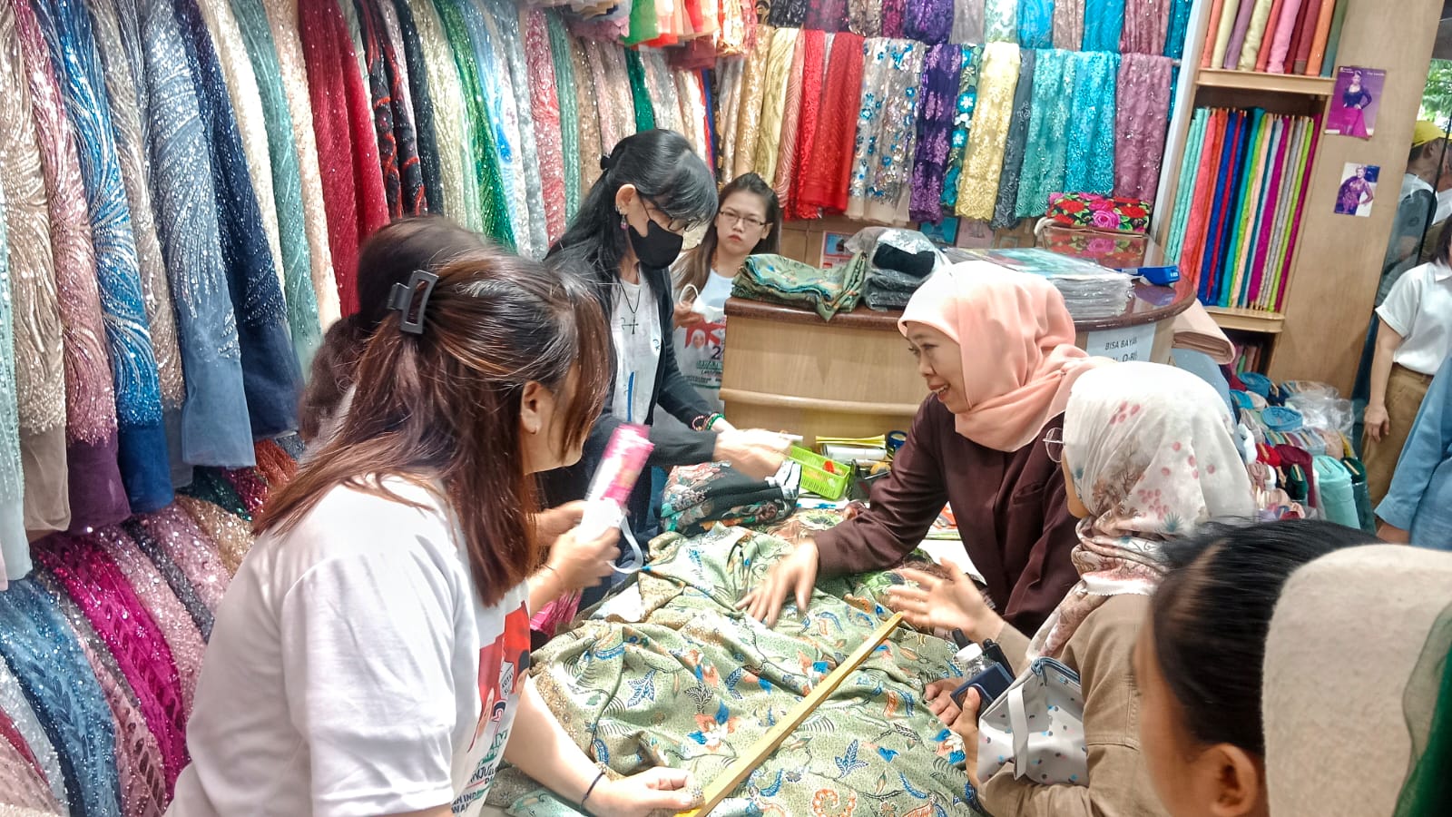  Calon Gubernur Jawa Timur nomor urut 02, Khofifah Indar Parawansa menyempatkan berbelanja kain saat kegiatan blusukannya dengan mengunjungi Pasar Atom, Surabaya, Senin, 4 November 2024
