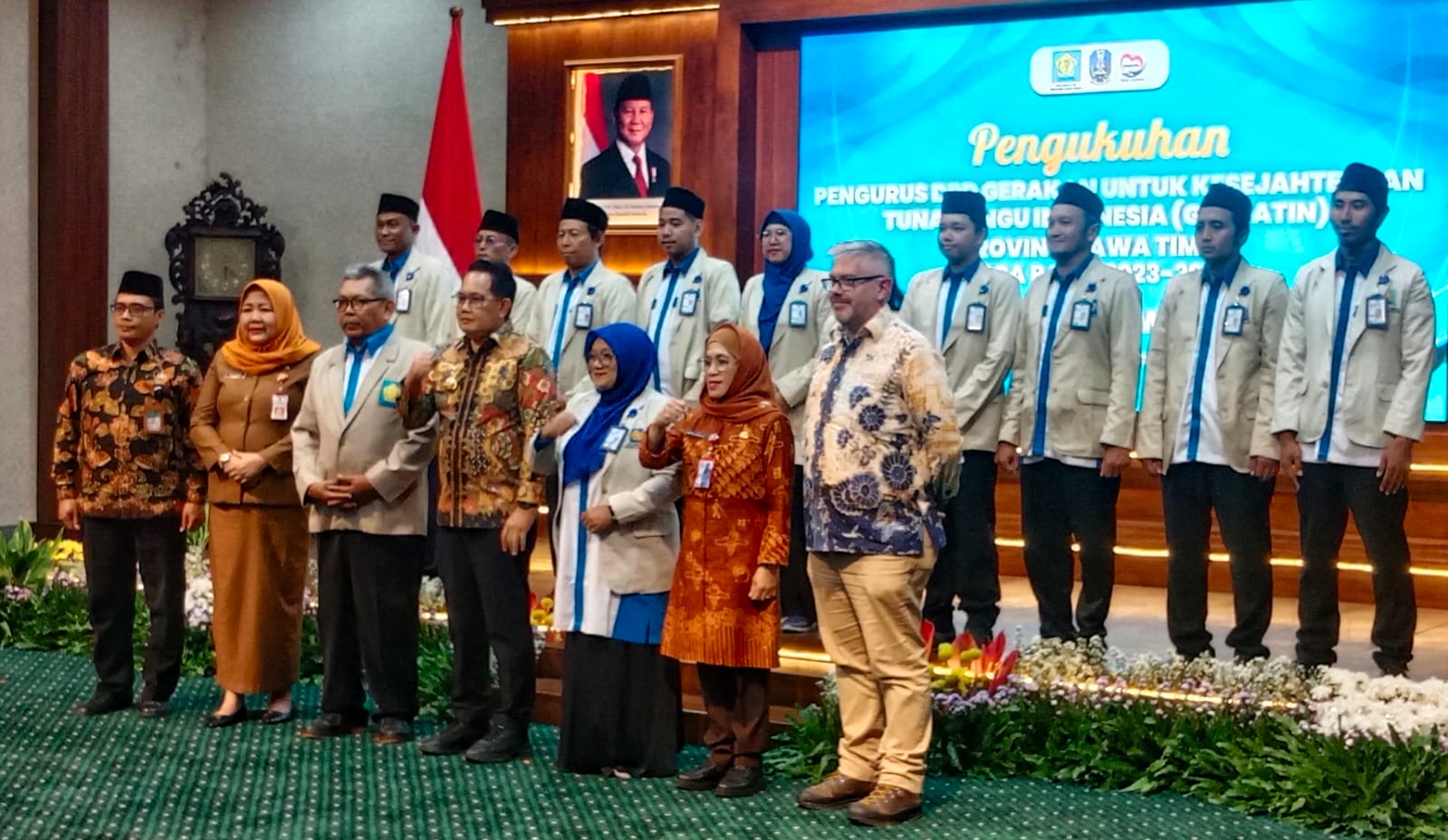 Penjabat (Pj.) Gubernur Jawa Timur, Adhy Karyono bersama menyaksikan pengukuhan Dewan Pengurus Daerah (DPD) Gerkatin Jatim untuk masa bakti 2023-2028 di Gedung Negara Grahadi, Surabaya, Selasa (5/11)