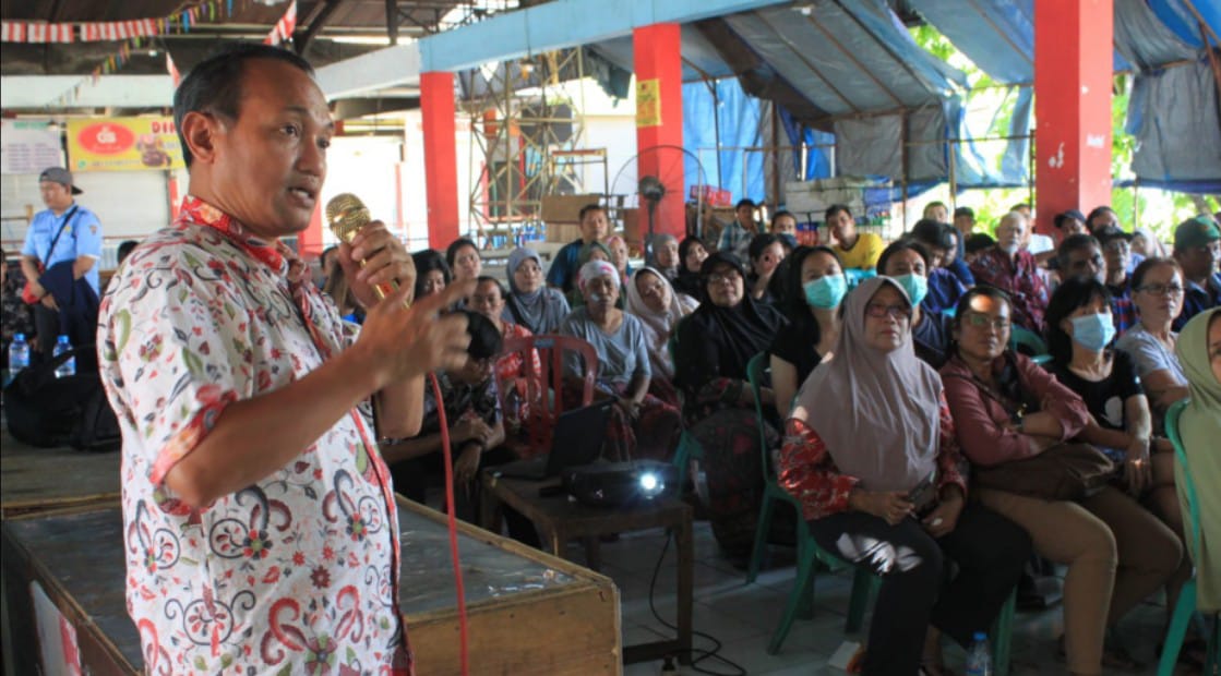 Direktur Pembinaan Pedagang PD Pasar Surya, Gianto Sulistyono, dalam sosialisasi kepada para pedagang Pasar Kembang pada Selasa (5/11/2024)