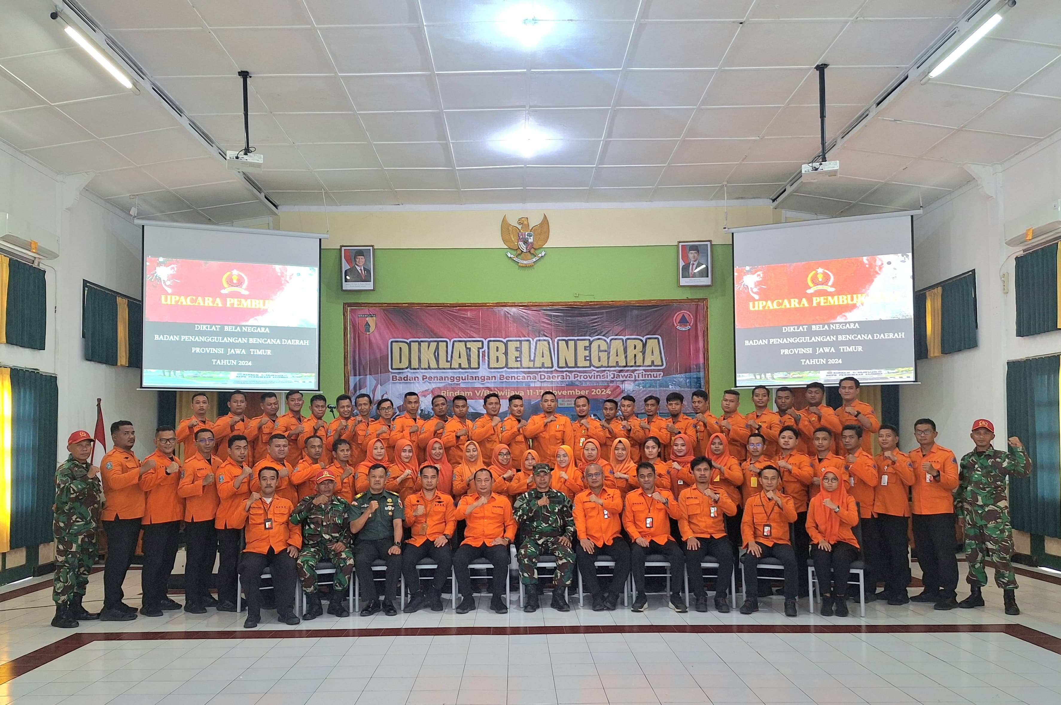 BPBD Jawa Timur, bekerja sama dengan Resimen Induk Kodam (Rindam) V/Brawijaya, menyelenggarakan Pendidikan dan Latihan (Diklat) Bela Negara bagi pegawainya untuk membangun sikap disiplin, loyalitas, jiwa korsa, serta memperkuat wawasan kebangsaan.