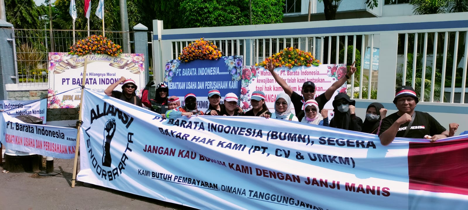 Merasa kecewa dengan janji yang tak kunjung dipenuhi, ratusan perusahaan yang tergabung dalam Aliansi Vendor Barata (AVB) mendatangi kantor PT Barata Indonesia (Persero) pada hari ini, Selasa (12/11) untuk menuntut pelunasan utang