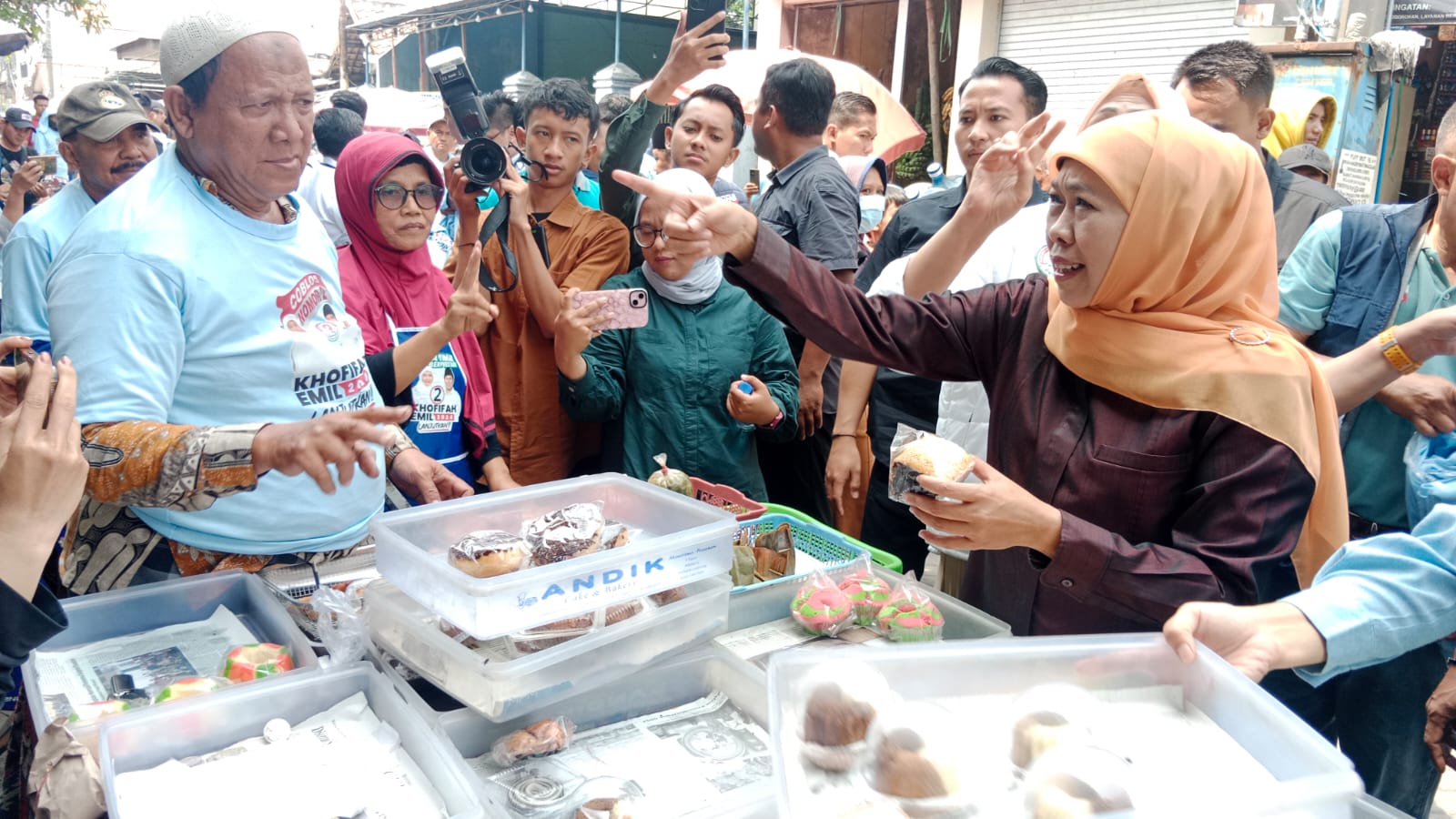 calon gubernur Jatim nomor urut 2, Khofifah Indar Parawansa saat mengunjungi pedagang Pasar Kalianak Timur, Surabaya, Selasa (12/11/2024) pagi