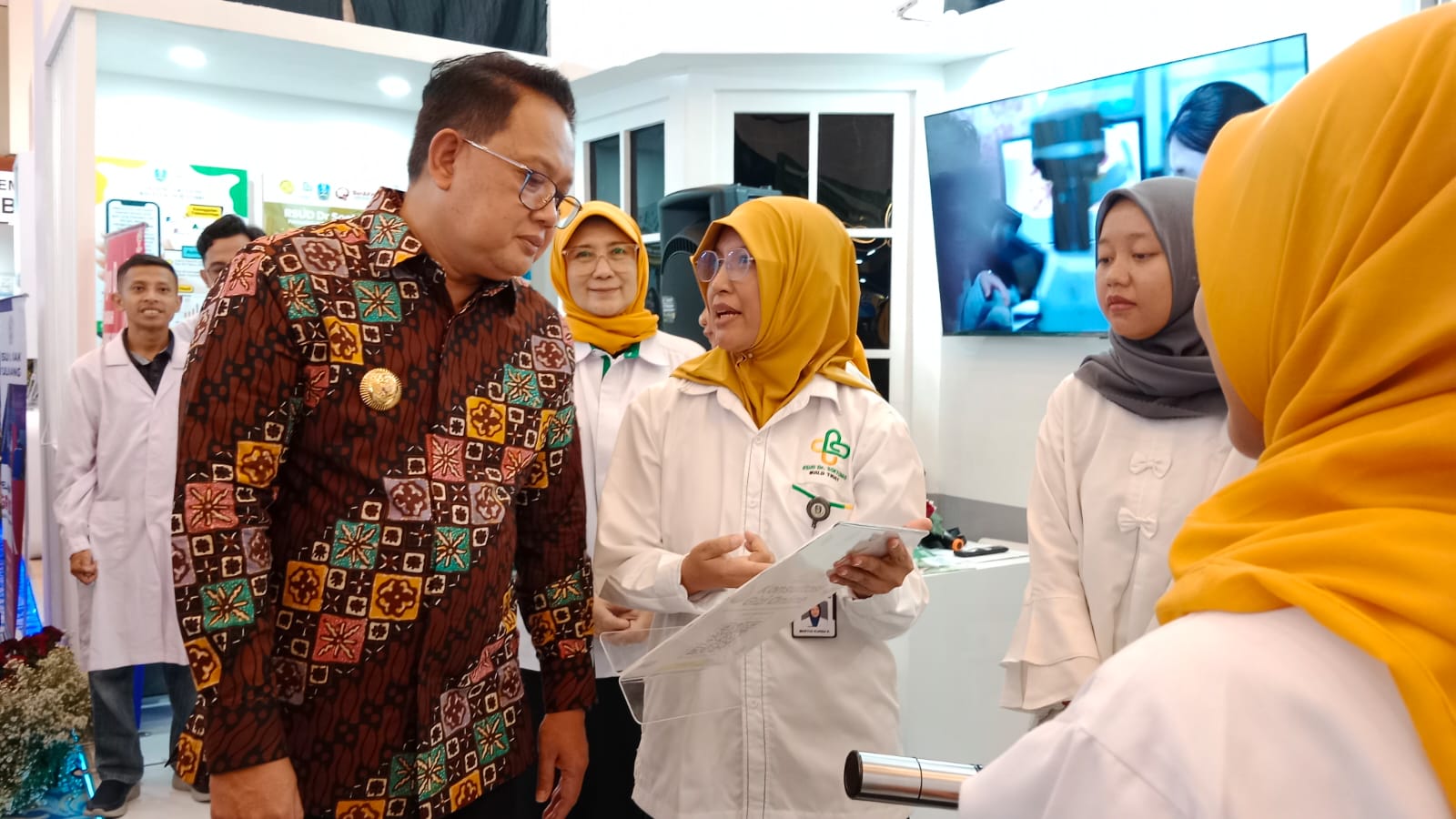 Penjabat (Pj) Gubernur Jawa Timur, Adhy Karyono saat meninjau stand peserta  Pameran Pelayanan Publik Jawa Timur 2024 resmi dibuka di Grand City Surabaya, Rabu (13/11/2024)