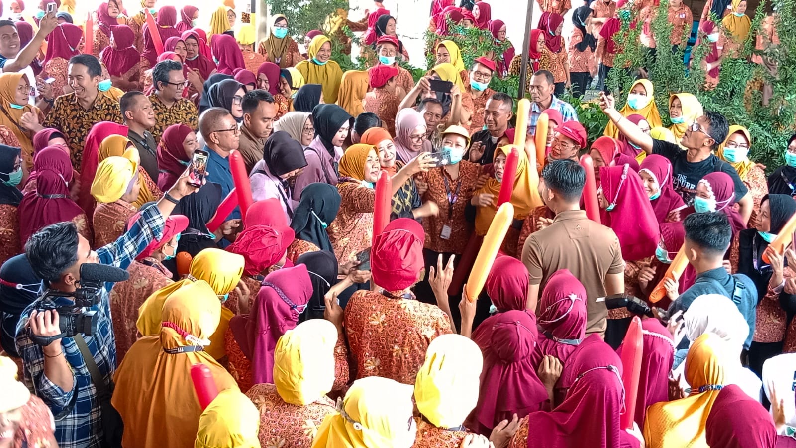 Khofifah Dapat Dukungan dari Buruh PT HM Sampoerna, Ribuan Pekerja Sambut Kedatangan Calon Gubernur Jatim