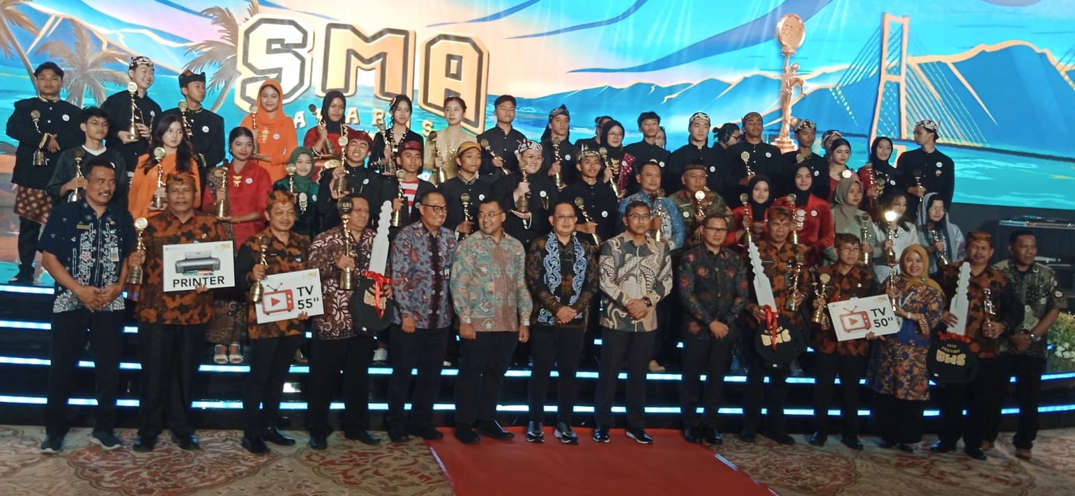  Penjabat (Pj) Gubernur Jawa Timur, Adhy Karyono saat menghadiri gelaran SMA Award 2024 di Dyandra Convention Center Surabaya, Jumat (15/11),