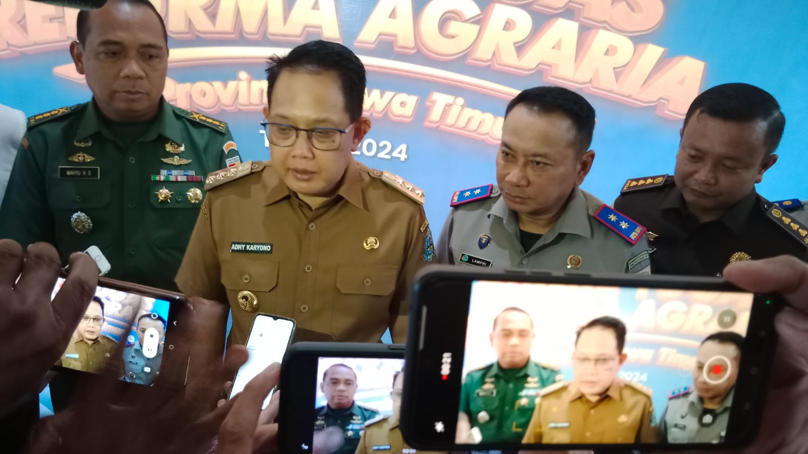 Penjabat (Pj.) Gubernur Jawa Timur, Adhy Karyono USAI  Rapat Koordinasi Akhir Tahun Gugus Tugas Reforma Agraria (GTRA) di Kantor Setda Prov. Jatim, Senin (18/11). foto : prasetyo