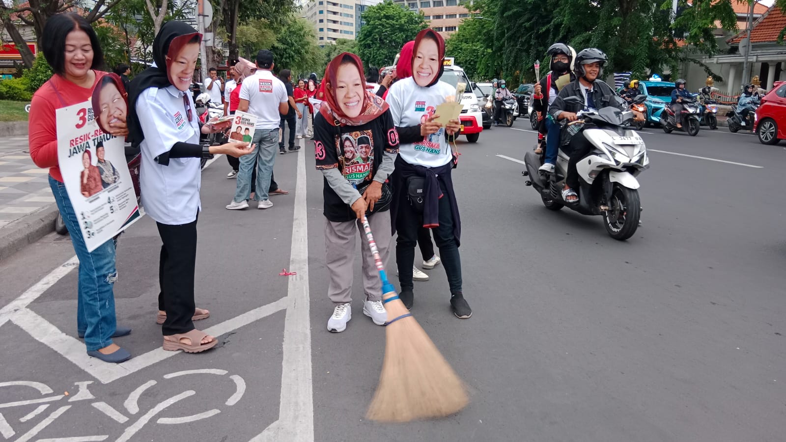 berbagai relawan dan kelompok pendukung pasangan Risma-Gus Hans menggelar kampanye simpatik dengan membagikan ratusan bunga mawar putih dan stiker kepada masyarakat di Jalan Gubernur Suryo, Rabu (20/11/2024)sore.