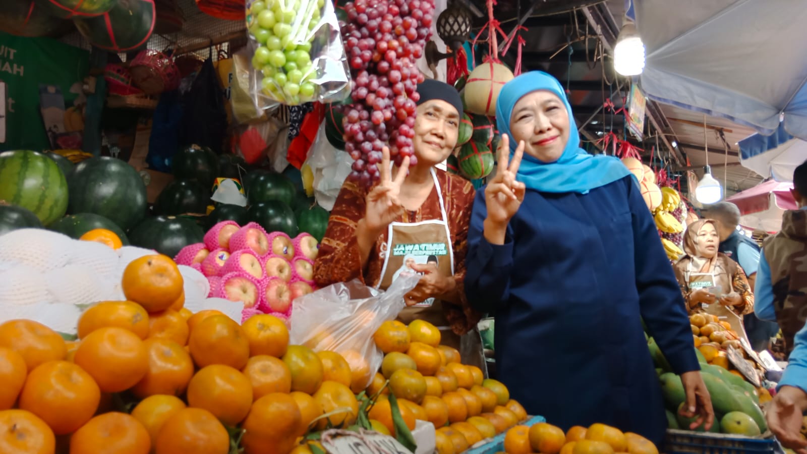 Calon Gubernur Jawa Timur nomor urut dua, Khofifah Indar Parawansa, kembali menyapa masyarakat melalui kunjungan ke Pasar Pucang Surabaya, Sabtu (23/11) pagi.