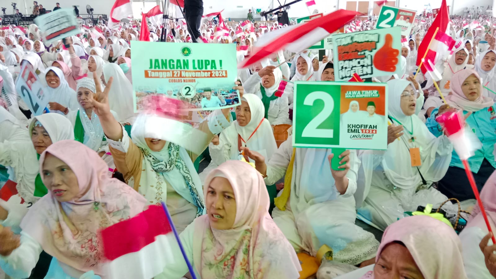 Dzikir, Sholawat, dan Doa Bersama: Ribuan Massa Padati Kampanye Akbar Khofifah-Emil di Jatim Expo