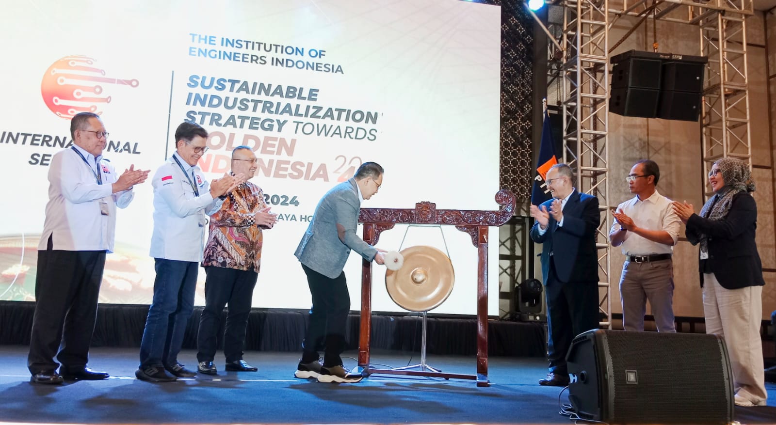 Penjabat Gubernur Jawa Timur, Adhy Karyono saat membuka Seminar Internasional PII yang berlangsung di Hotel Sheraton Surabaya pada Senin (2/12/2024).