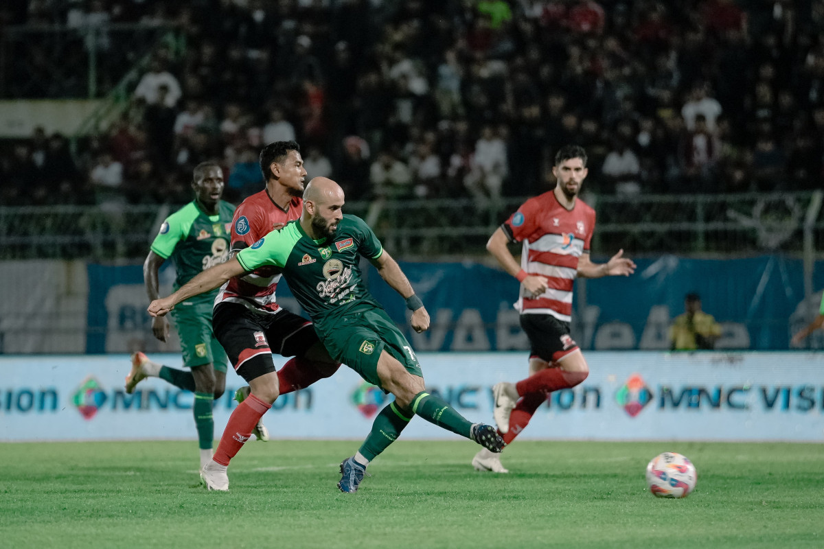 Mohammed Rashid melesatkan tendangan yang berbuah gol kedua ke gawang Madura United. (Persebaya)