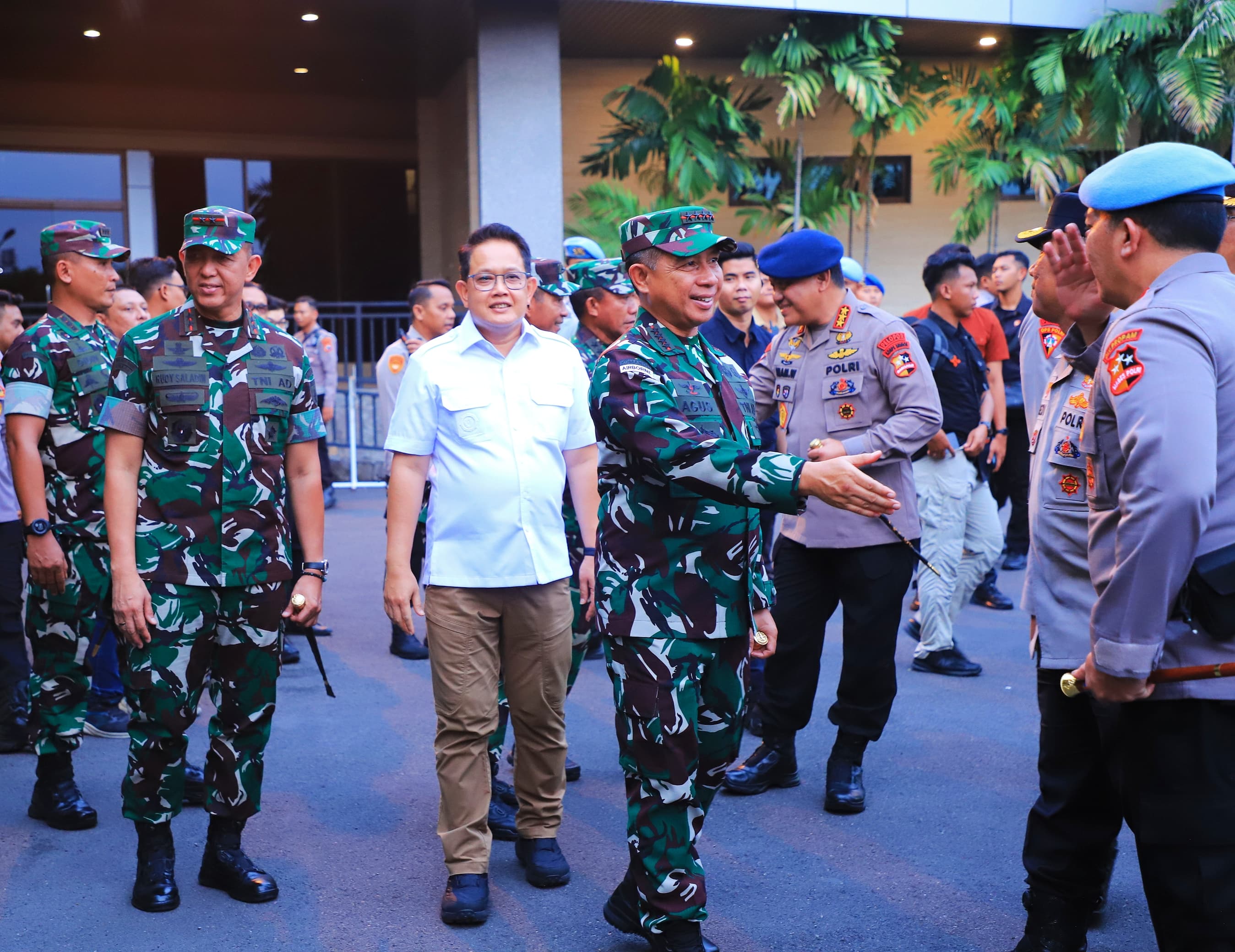 Pj. Gubernur Jatim Bersama Kapolri dan Panglima TNI Tinjau Persiapan Natal 2024 di Surabaya