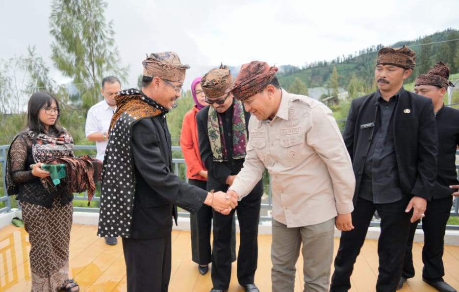 Penandatanganan Berita Acara Serah Terima Operasional (BASTO) Sementara Gerbang Wisata Bromo Tengger Semeru Pasuruan yang berlangsung Senin (30/12/2024) di Desa Ngadiwono, Kecamatan Tosari.