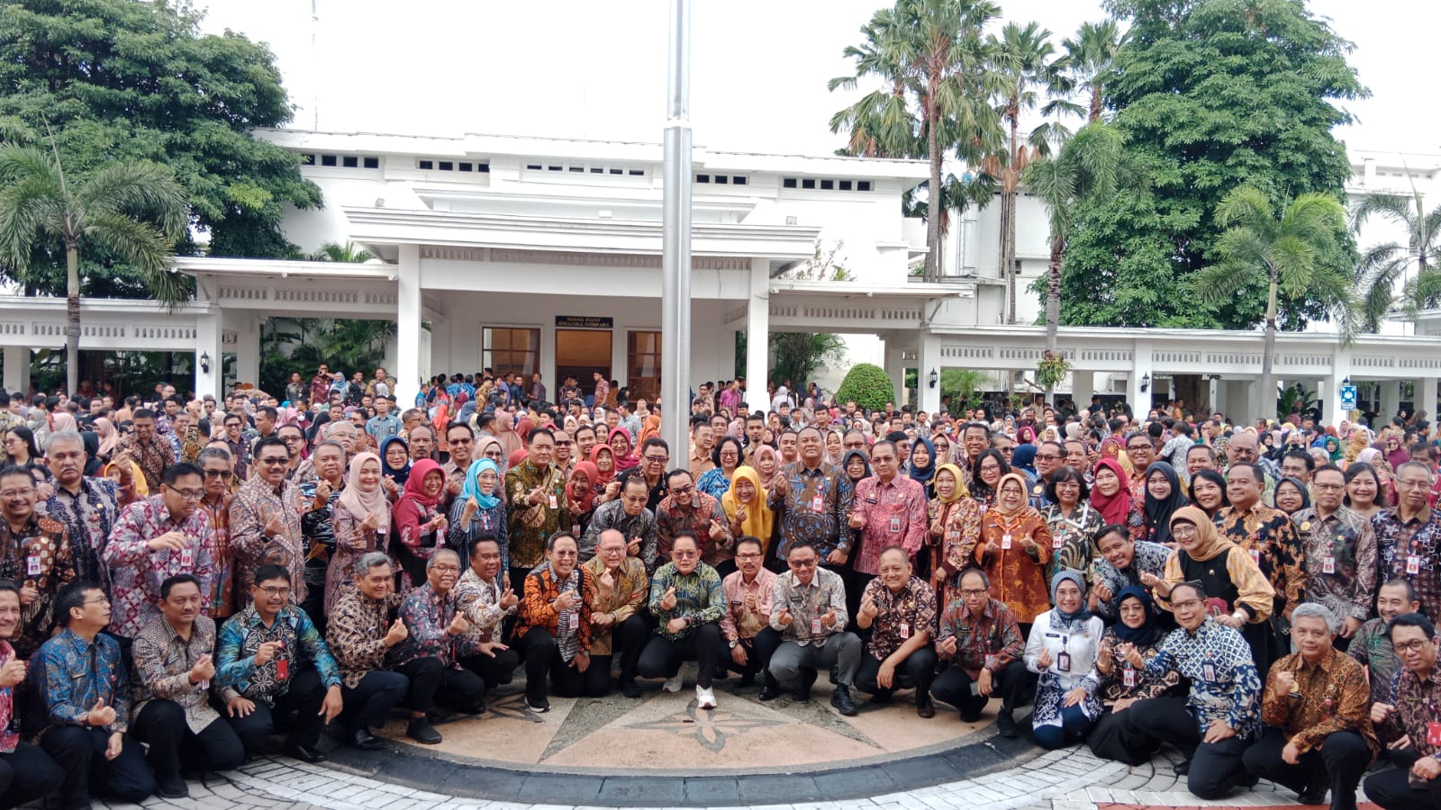  Mengawali tahun baru 2025, Penjabat (Pj) Gubernur Jawa Timur Adhy Karyono memimpin apel perdana bersama ASN dan jajaran Kepala OPD di lingkungan Pemerintah Provinsi Jawa Timur di halaman Kantor Gubernur Jatim, Surabaya, Senin (2/1/2025)