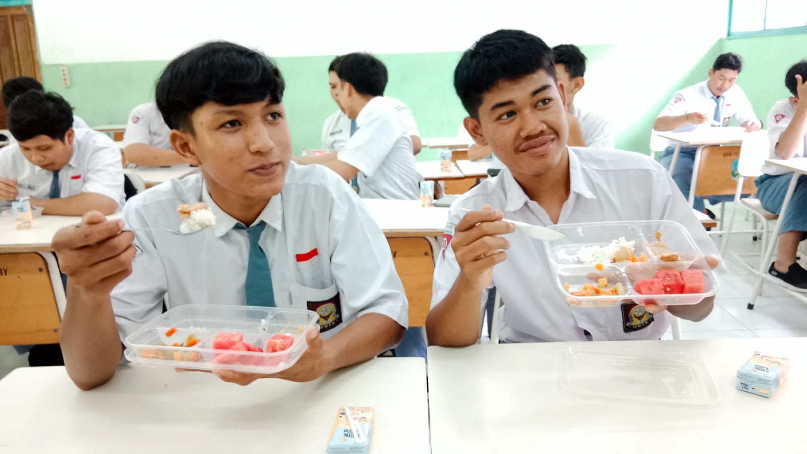 Pelaksanaan perdana Program Makan Bergizi Gratis (MBG) di Surabaya, Senin (13/1/2025)