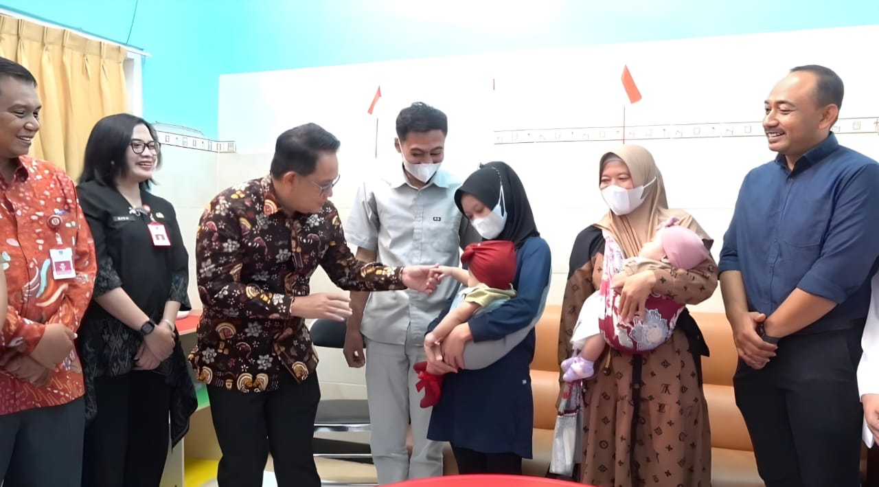 Pj Gubernur Jatim Lepas Kepulangan Azizah Syafa dan Azzahrah Syafa, Bayi Kembar Siam Asal Ngawi yang Berhasil Dioperasi