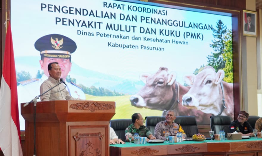 Penjabat (Pj) Bupati Pasuruan, Nurkholis saat Rakor Pengendalian dan Penanggulangan Penyakit Mulut dan Kuku (PMK) di Auditorium Mpu Sindok, Komplek Graha Maslahat, Selasa (14/1/2025)