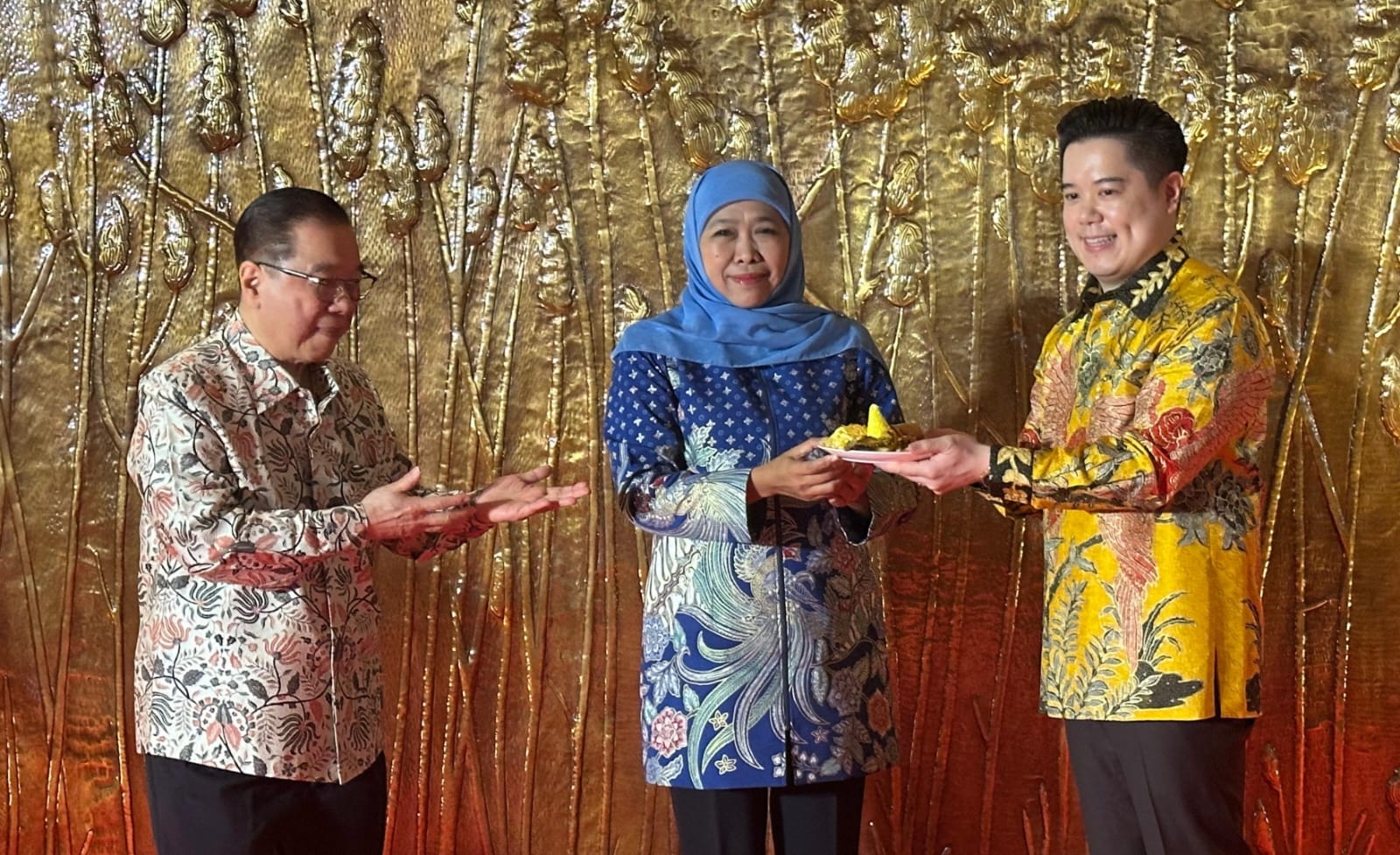 Calon Gubernur Jawa Timur terpilih, Khofifah Indar Parawansa menerima potongan tumpeng dari Direktur Utama Legacy Ballroom, Edwin Wirjadi saat meresmikan Legacy Ballroom di Surabaya, Senin (20/1/2025).