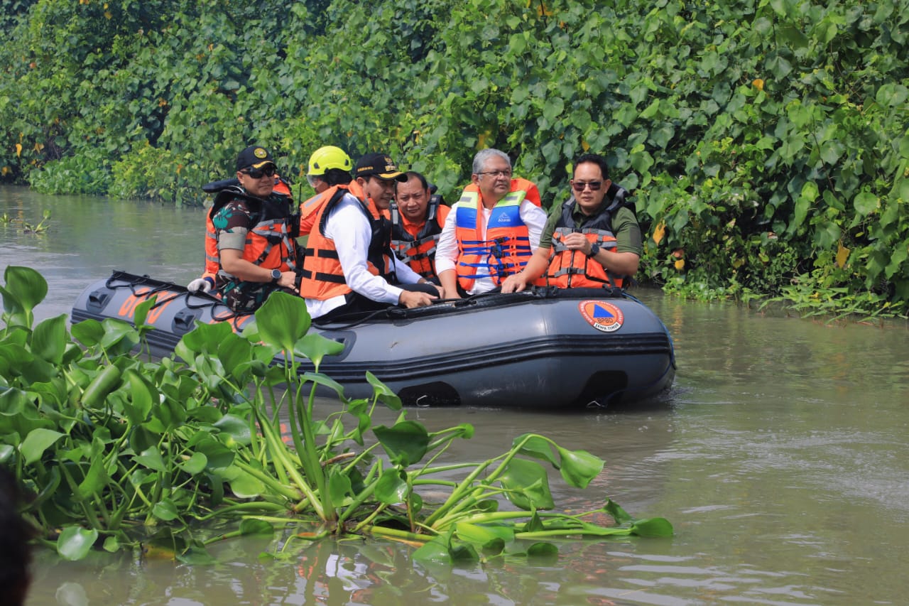 Pj. Gubernur Jatim Susur Sungai Kedungpeluk, Tinjau Pembersihan Eceng Gondok dan Sampah