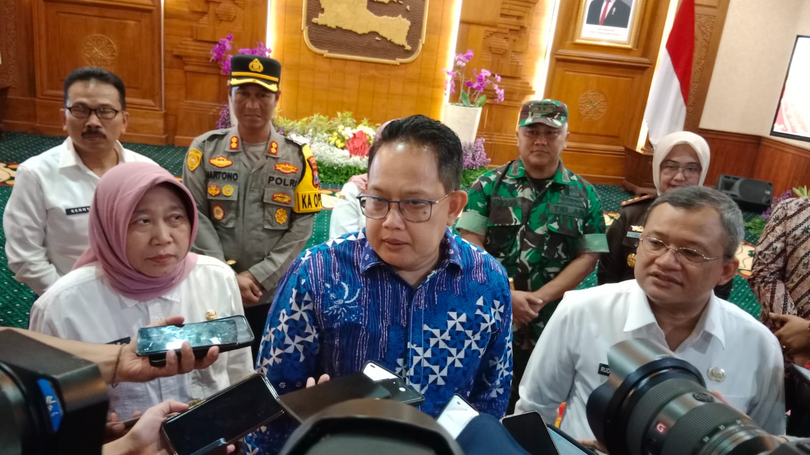 Penjabat (Pj) Gubernur Jawa Timur Adhy Karyono memberikan keterangan pers usai acara Penyerahan SK Bupati Sampang di Gedung Negara Grahadi, Rabu (22/1/2025)