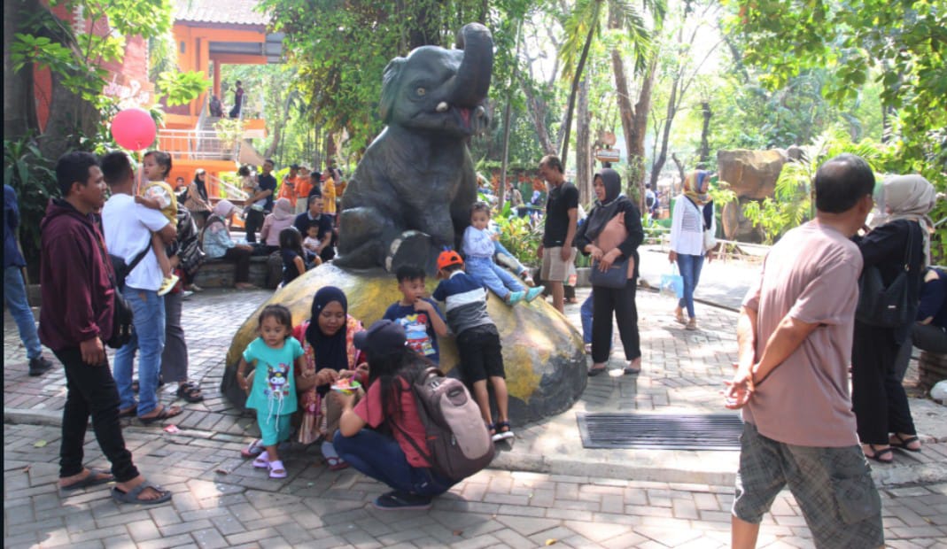 Kebun Binatang Surabaya (KBS) kembali menjadi primadona wisata bagi masyarakat, khususnya pada long weekend yang bertepatan dengan peringatan Isra Mikraj dan Tahun Baru Imlek 2025