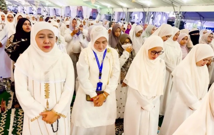 Khofifah Indar Parawansa Hadiri Majelis Dzikir dan Haul Akbar di Surabaya