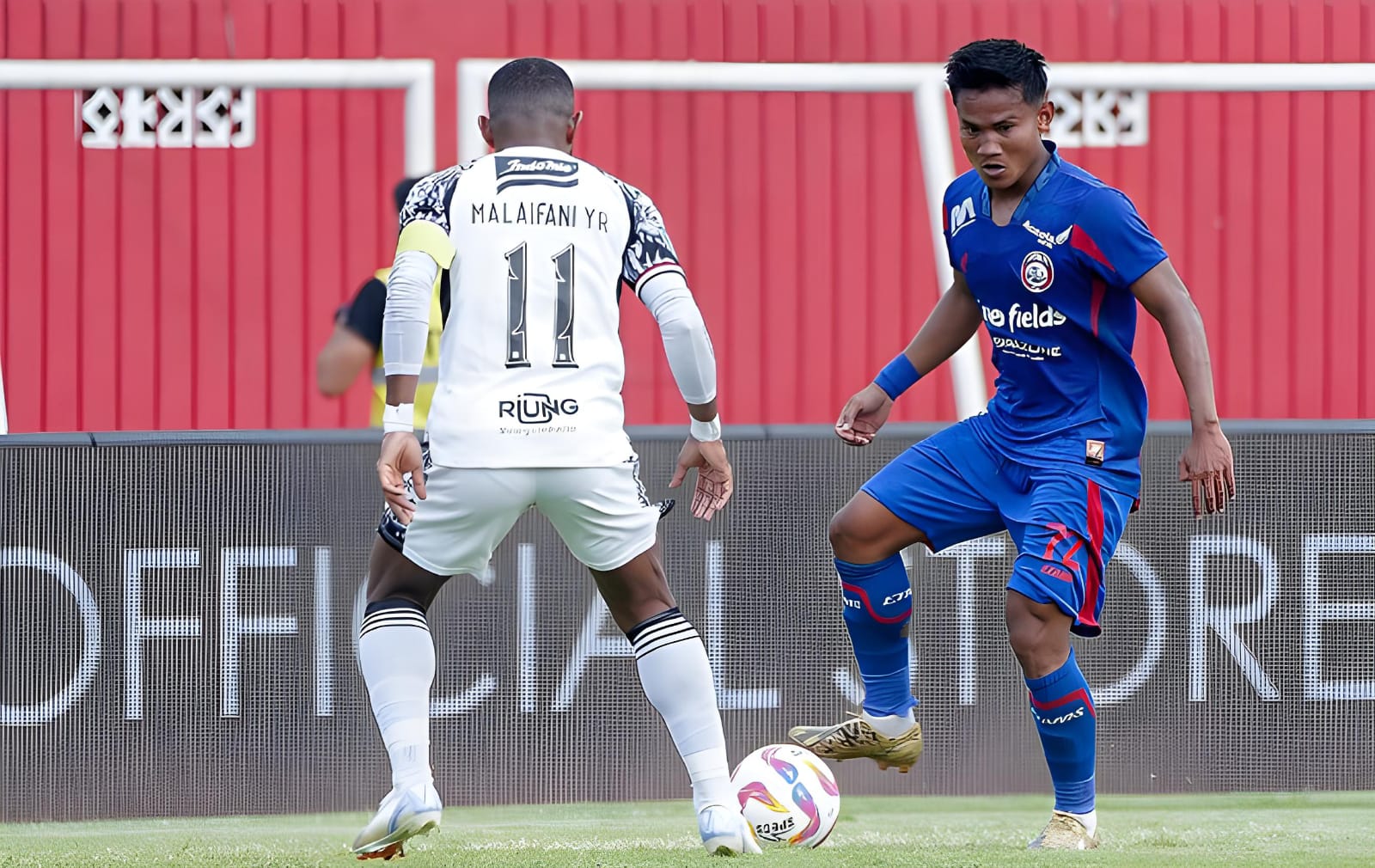 Arema FC berhasil meraih kemenangan penting dengan skor tipis 1-0 atas Bali United dalam lanjutan Liga 1 2024/2025 di Stadion Gelora Soepriadi, Blitar, Senin (3/2)