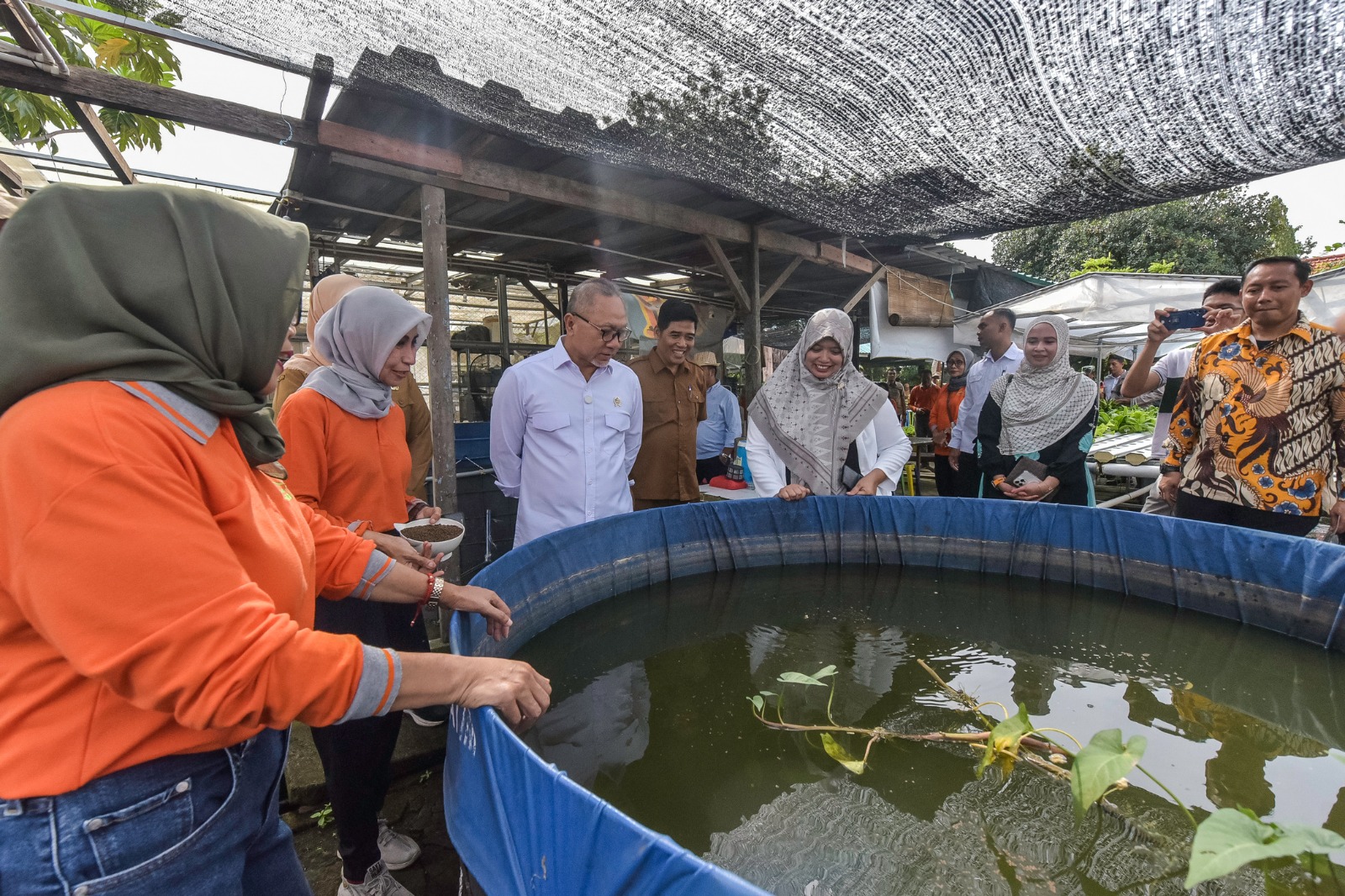 Menko Pangan Republik Indonesia, Zulkifli Hasan melakukan kunjungan kerja ke Kelompok Tani (Poktan) Kosagrha Lestari di Kelurahan Medokan Ayu, Kecamatan Rungkut Surabaya