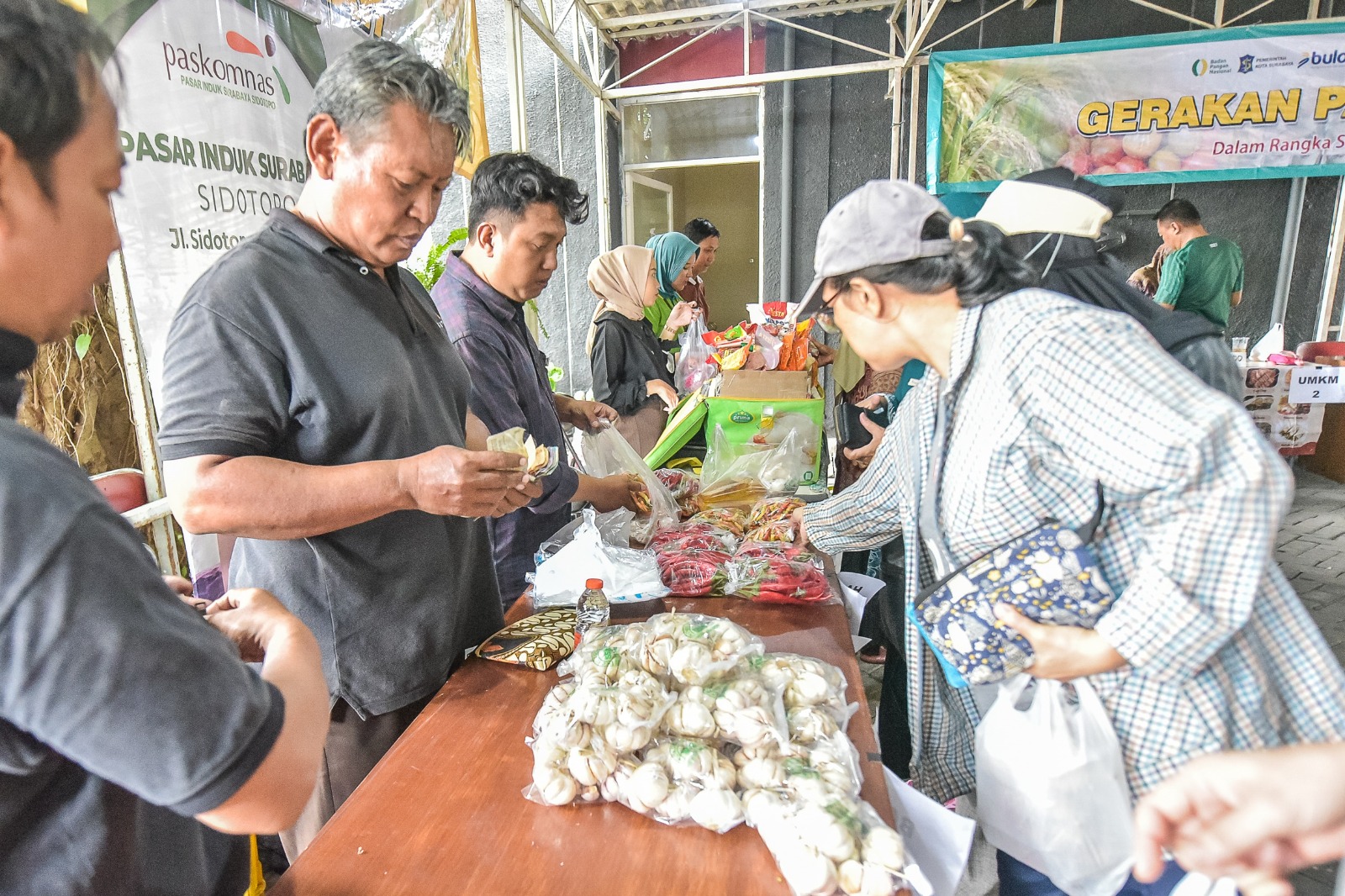 Pemerintah Kota (Pemkot) Surabaya turut berperan dalam menjaga stabilitas harga dengan menggelar Pasar Murah di berbagai lokasi.