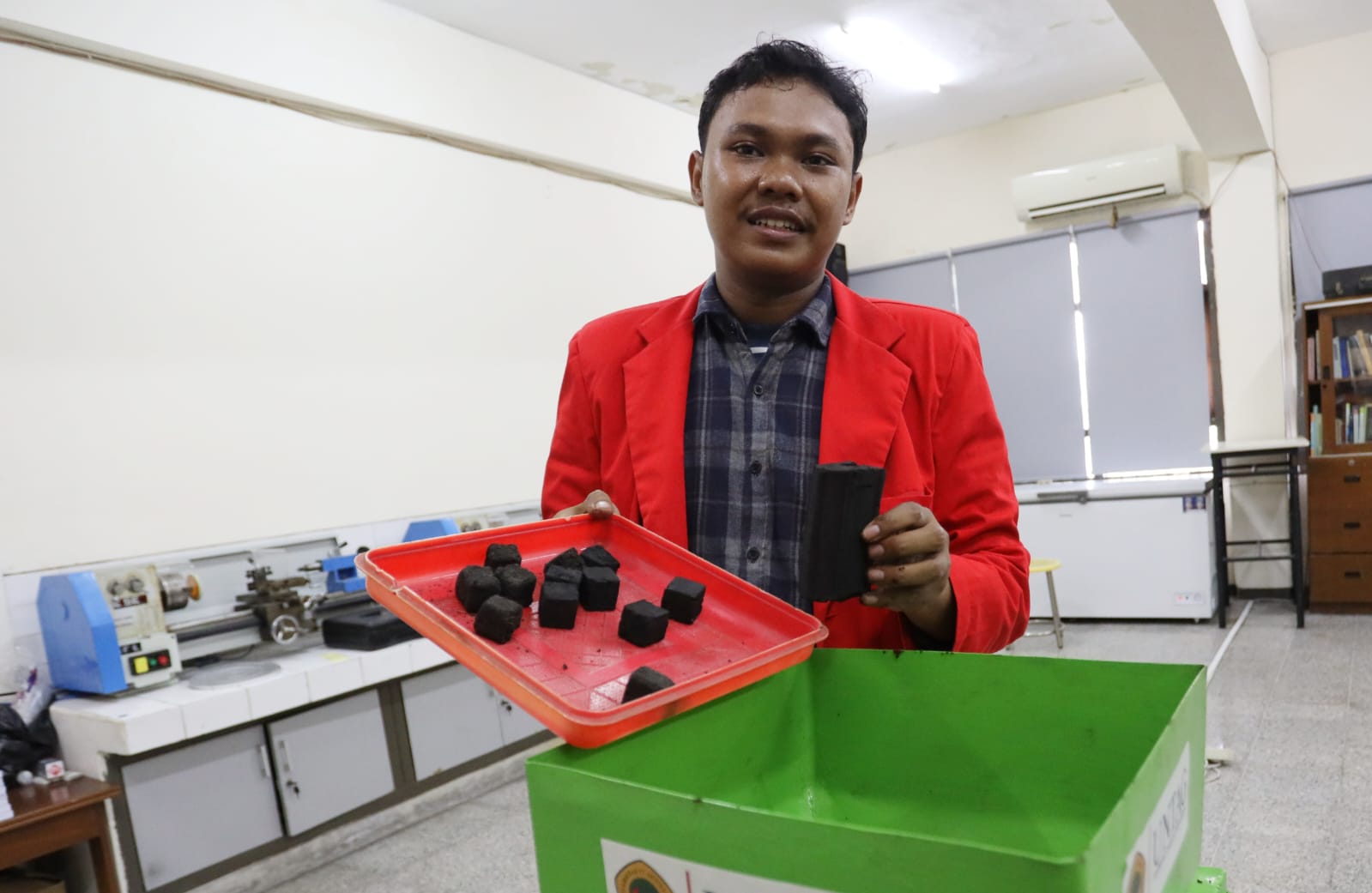 Mahasiswa Untag Surabaya Ciptakan Briket Ramah Lingkungan dari Limbah Kopi dan Kelapa
