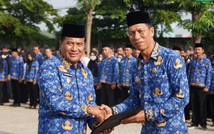 Penjabat (Pj.) Bupati Pasuruan, Nurkholis dalam Apel Pagi Bersama yang digelar di halaman Graha Maslahat, Kompleks Perkantoran Kabupaten Pasuruan, pada Senin (17/2/2025).

