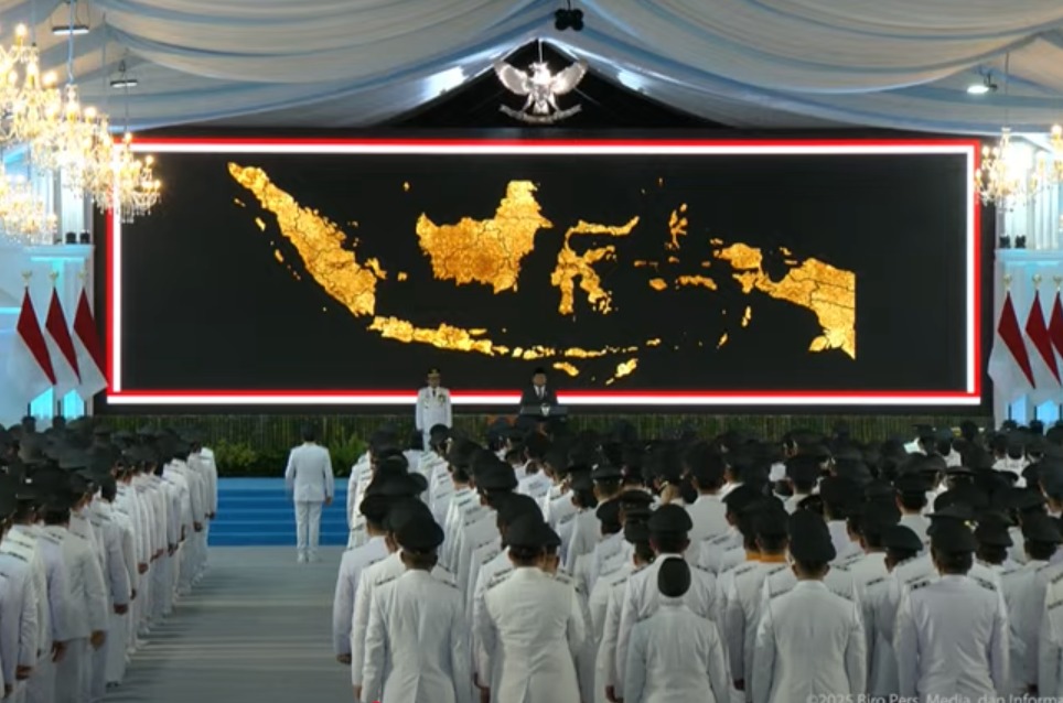 Presiden Prabowo Subianto mencetak sejarah dengan melantik serentak 961 kepala daerah beserta para wakilnya dalam sebuah prosesi megah di halaman tengah Istana Kepresidenan, Jakarta, Kamis (20/1/2025).