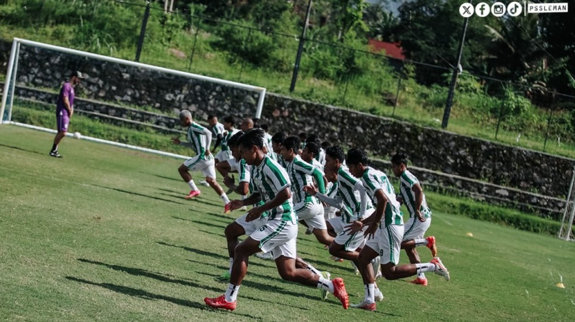Pelatih PSS Sleman, Pieter Huistra, terus mencari berbagai cara untuk mengembalikan performa terbaik timnya. 