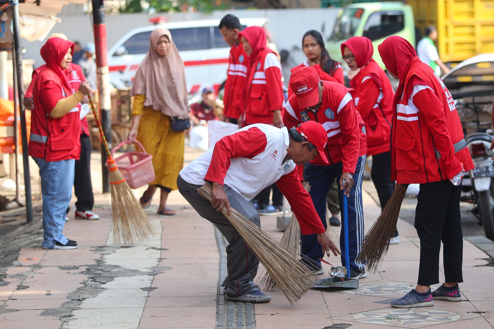 Dalam rangka memperingati Hari Peduli Sampah Nasional (HPSN) 2025, Pemerintah Kota (Pemkot) Surabaya menggelar Aksi Bersih Pasar di Pasar Keputran, Sabtu (22/2/2025
