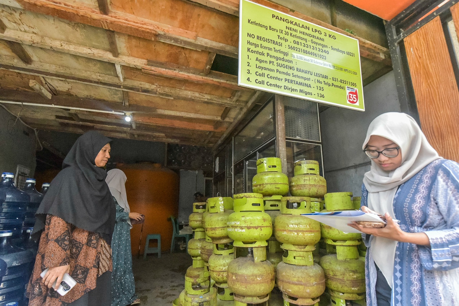 Tim melakukan pemantauan langsung ke sejumlah pangkalan di Kecamatan Gayungan, memastikan pasokan tetap terjaga dan harga sesuai aturan, Kamis (27/2/2025)
