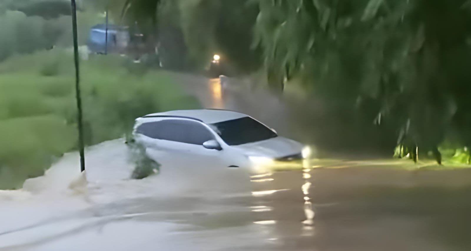Nekat Terjang Banjir, Mobil di Bekasi Justru Hanyut Terbawa Arus!
